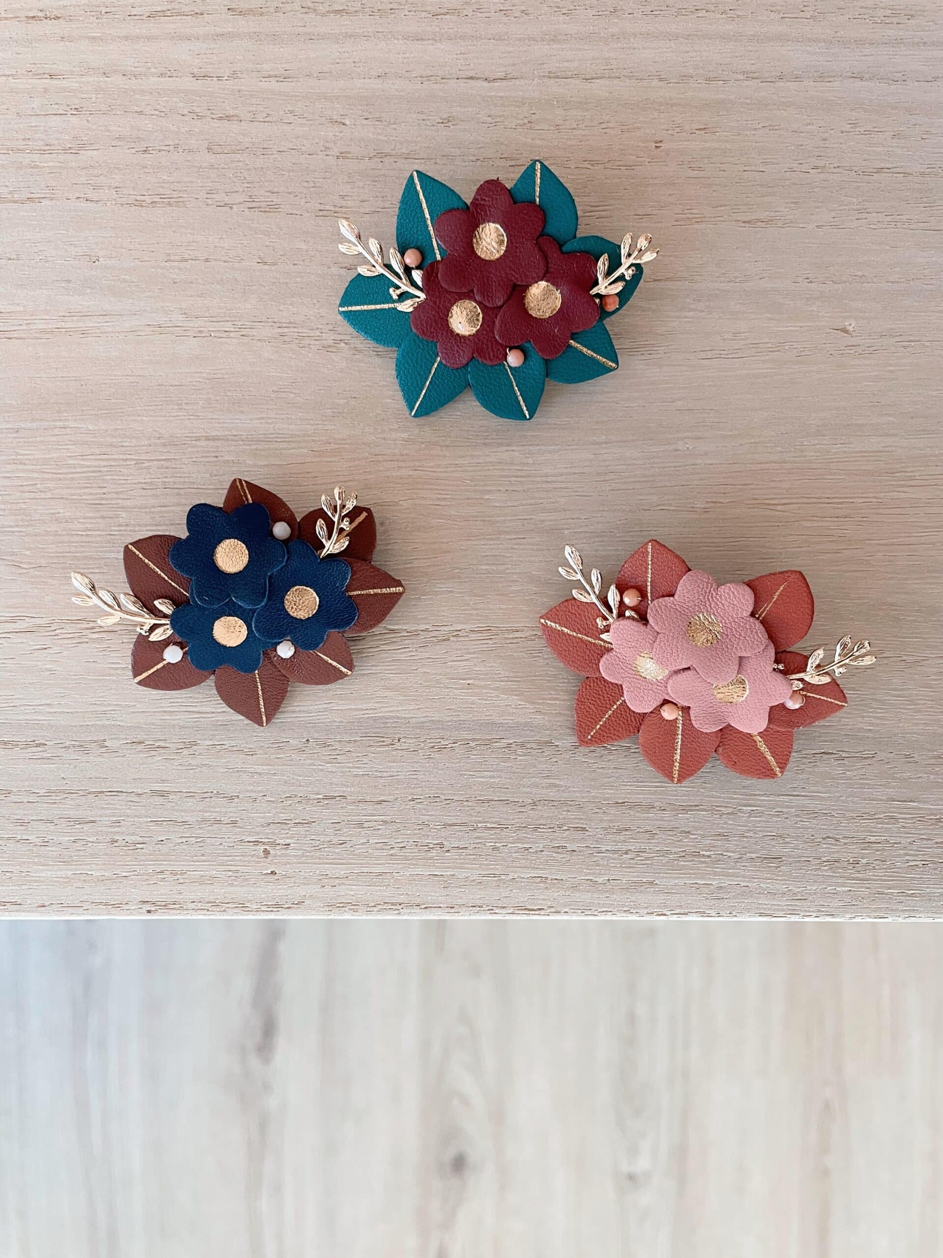 Broches buisson fleuri en cuir surcyclé, coloris sapin-bordeaux, chocolat-bleu nuit et épice-rose ancien