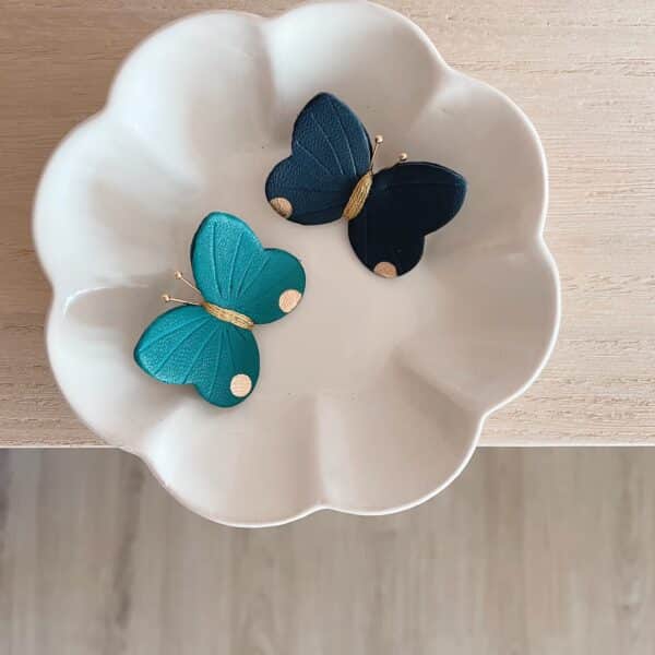 Broches papillon en cuir surcyclé coloris sapin et bleu nuit, détails dorés à l'or fin