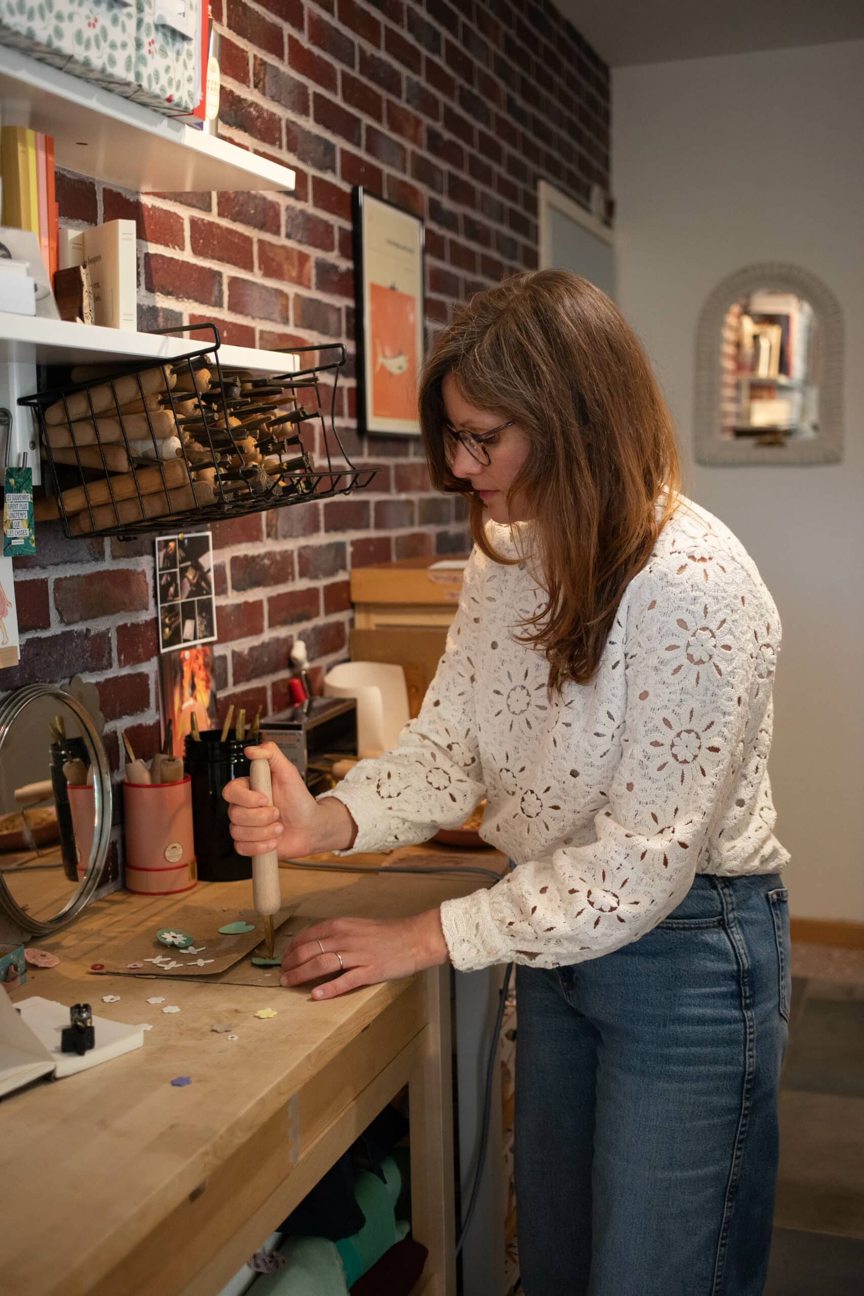 Portrait dans son atelier de l'artisane d'art Camille Doutriaux-Poulet fondatrice de la marque Du Vent dans mes Valises