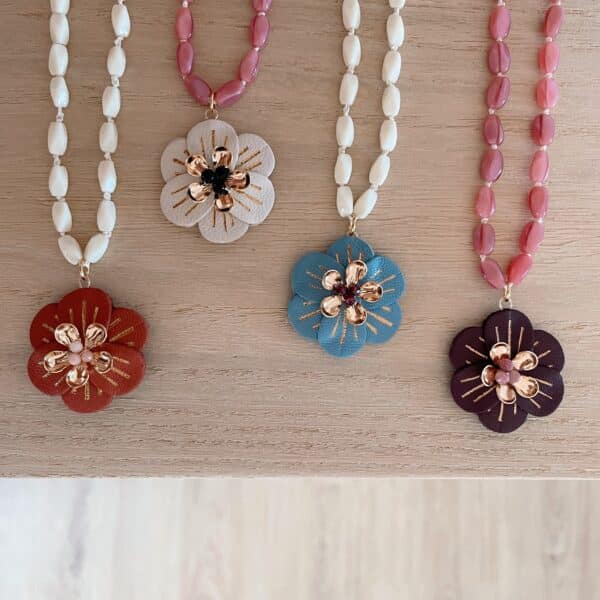 Collier Lison, perles anciennes en verre de Briare et pendentif fleur en cuir, quatre versions