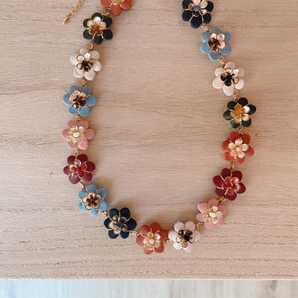 Collier Fleurs de Bohème en cuir surcyclé posé à plat, vue complète avec fermoir et chaînette d'extension