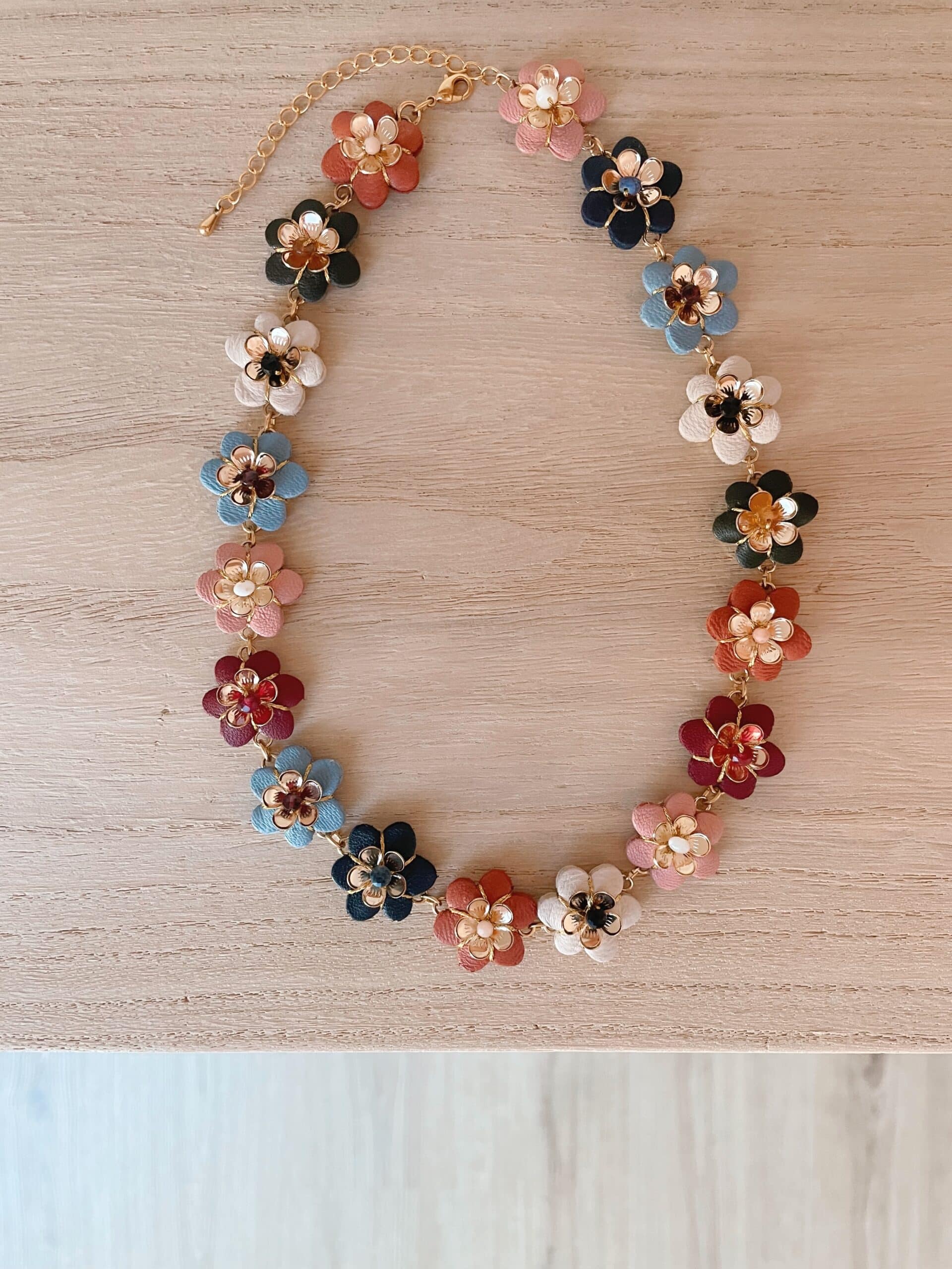 Collier Fleurs de Bohème en cuir surcyclé posé à plat, vue complète avec fermoir et chaînette d'extension