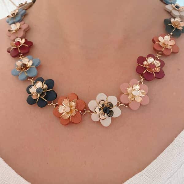 Collier Fleurs de Bohème porté, farandole de 18 fleurs en cuir surcyclé multicolores