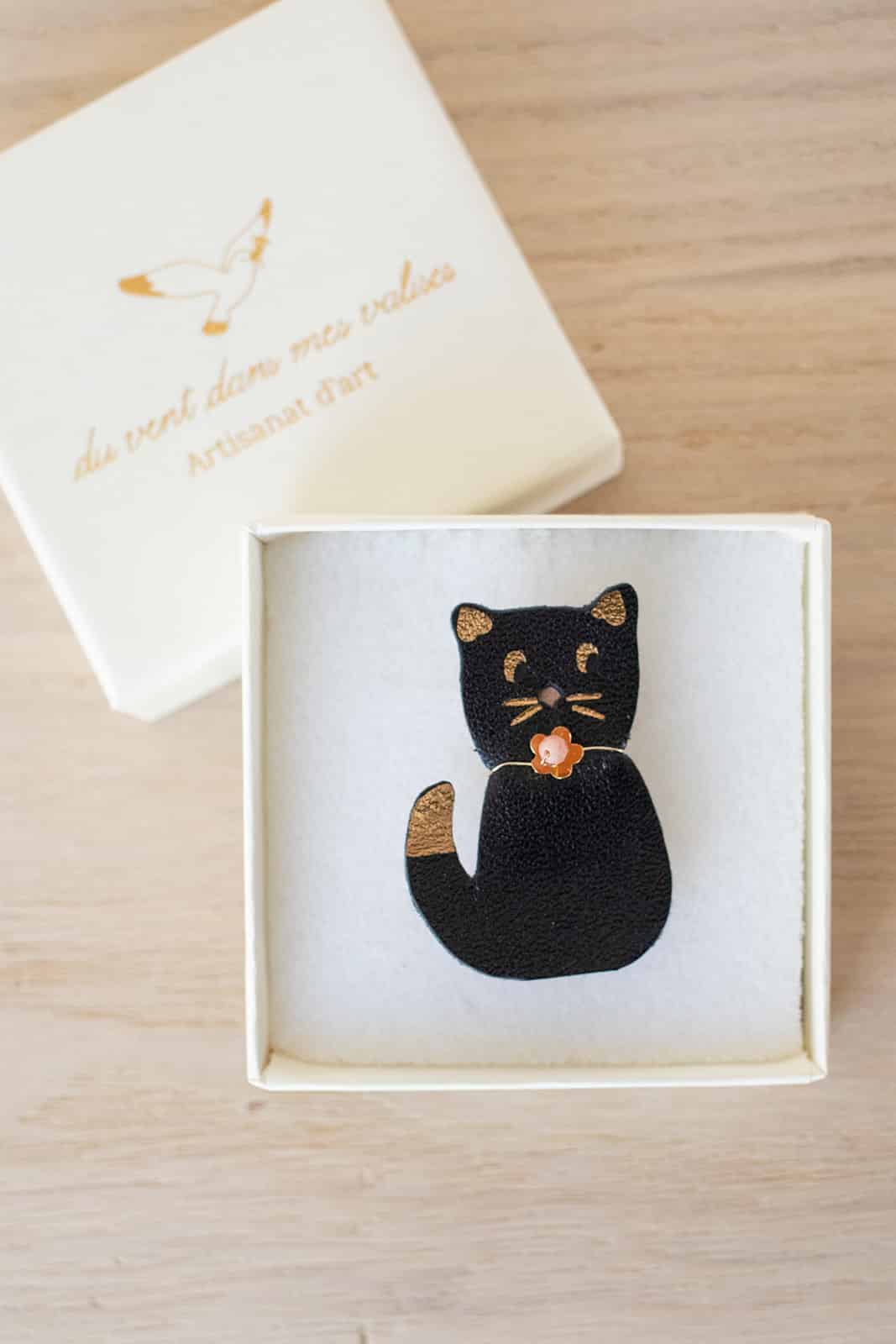 Broche chat made in France Broche chat noir dans son écrin prêt à offrir de la marque artisanale française Du vent dans mes Valises