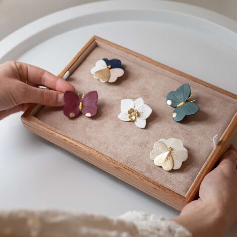 Collection de broches florales et papillons en cuir avec dorure à chaud - Atelier Du Vent dans mes valises