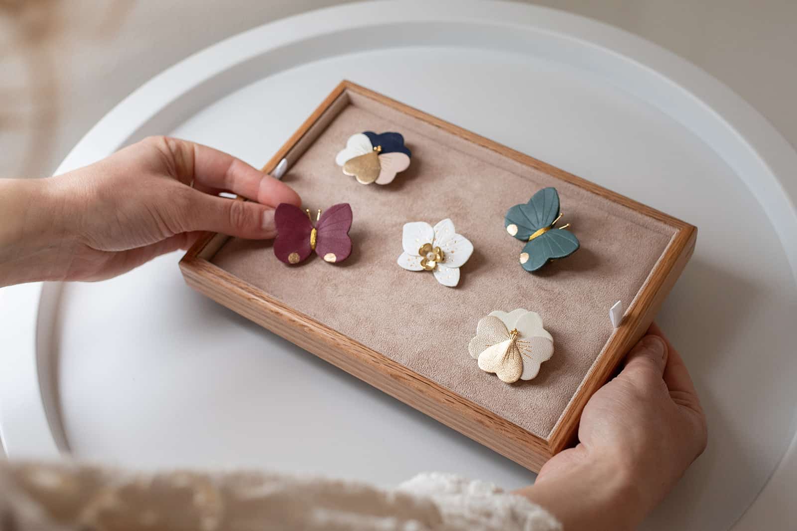 Collection de broches florales et papillons en cuir avec dorure à chaud - Atelier Du Vent dans mes valises
