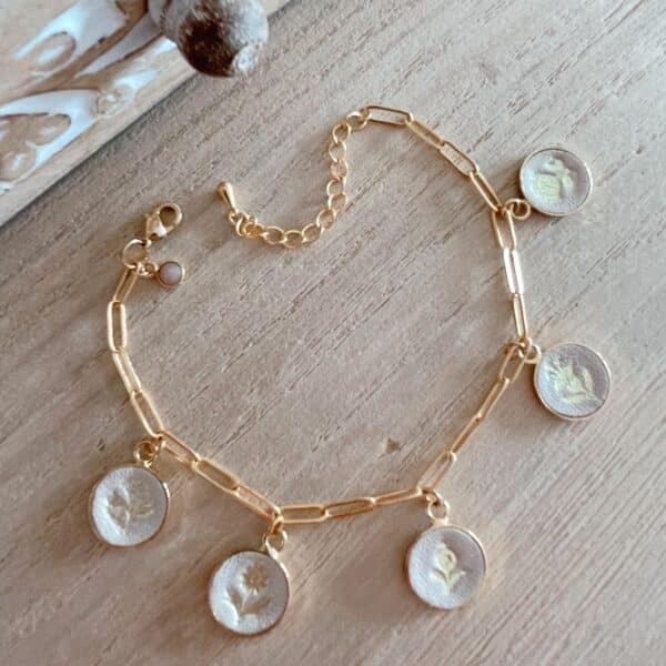 Bracelet Herbier en laiton doré, médaillons en cuir doré à la feuille d'or, vue complète avec fermoir