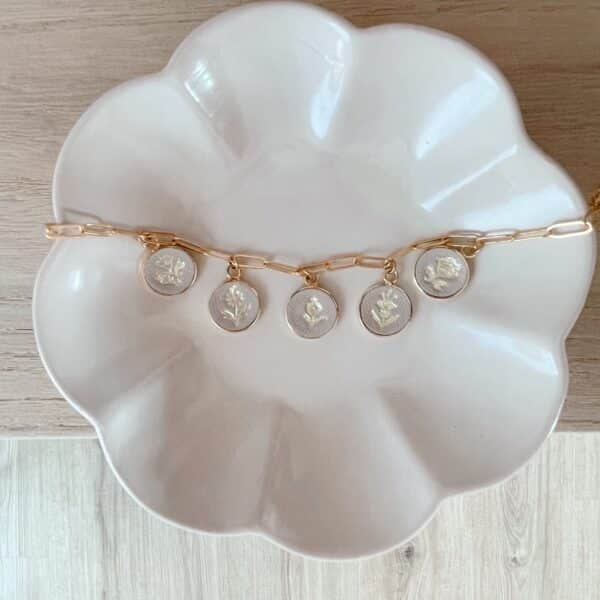 Détail des médaillons en cuir doré à la feuille d'or du bracelet Herbier, motifs de fleurons anciens