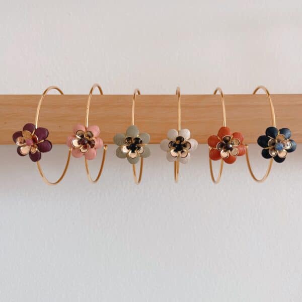 Six bracelets jonc Fleurs de Bohème en cuir surcyclé, coloris prune, rose poudré, gris, écru, terracotta et bleu nuit