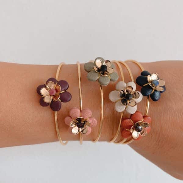 Bracelets jonc Fleurs de Bohème empilés au poignet, plusieurs coloris automne