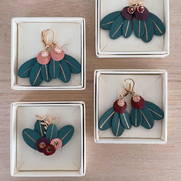 Boucles d’oreilles baies en cuir surcyclé en trois coloris, rose ancien, bordeaux et prune, dans leurs écrins avec la broche assortie