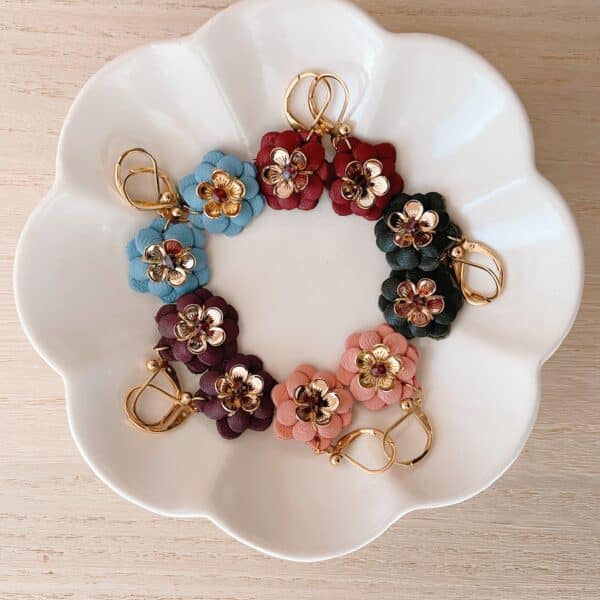 Boucles d’oreilles fleurs en cuir bleu gris, bordeaux, forêt, rose ancien et raisin, cœur doré et pierre fine grenat, dans une coupelle